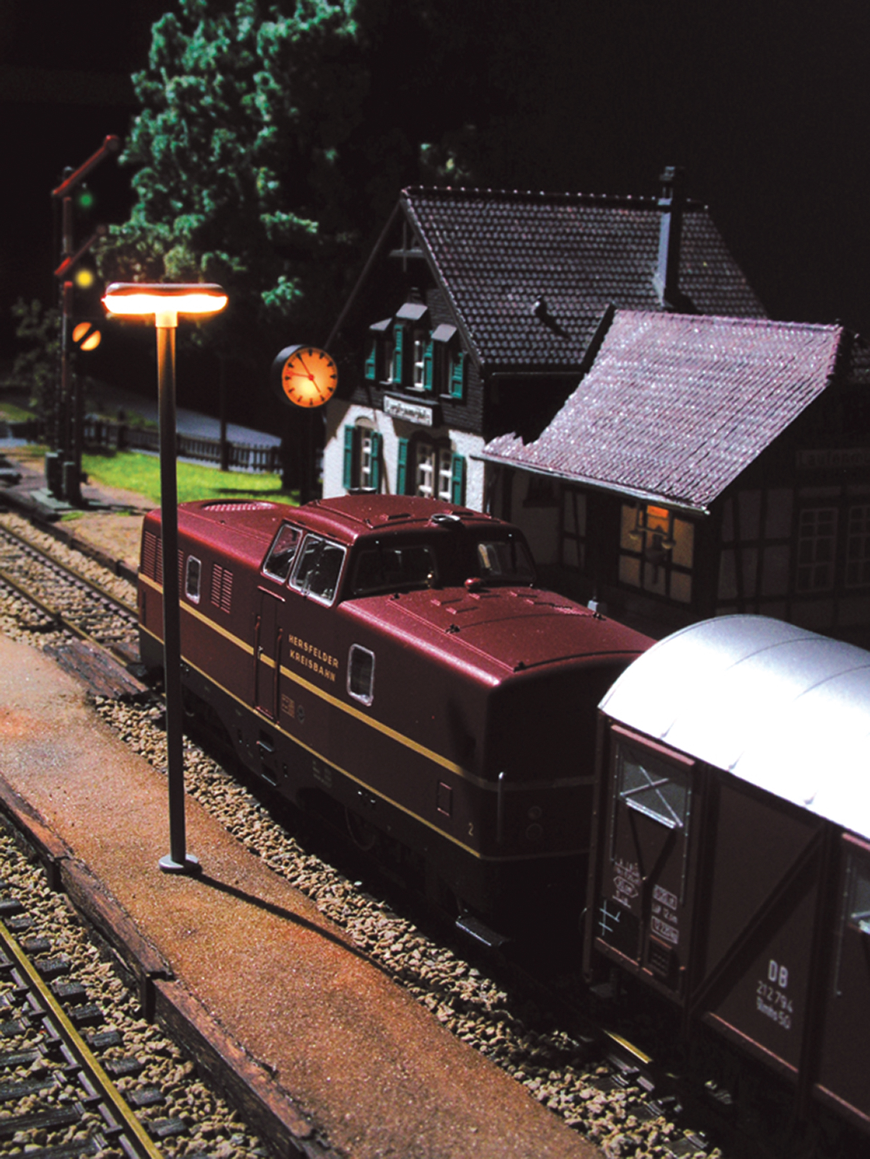Viessmann 6364 <br/>Bahnsteig-Leuchte, 2-fach, LED weiß