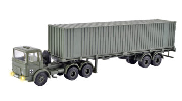 kibri 18068 <br/>Bundeswehr MAN 3-achs Zugmaschinemit 40‘ Containerauflieger 1