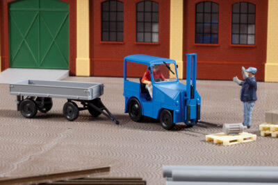 Auhagen 41636 <br/>Kleinschlepper mit Anhänger